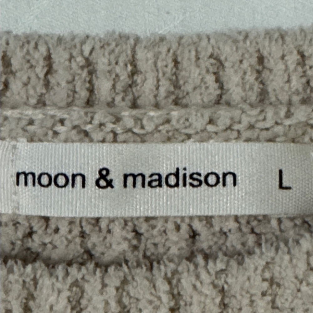 Moon & Madison tan cropped long sleeve sweater. Size L - Picture 4 of 4